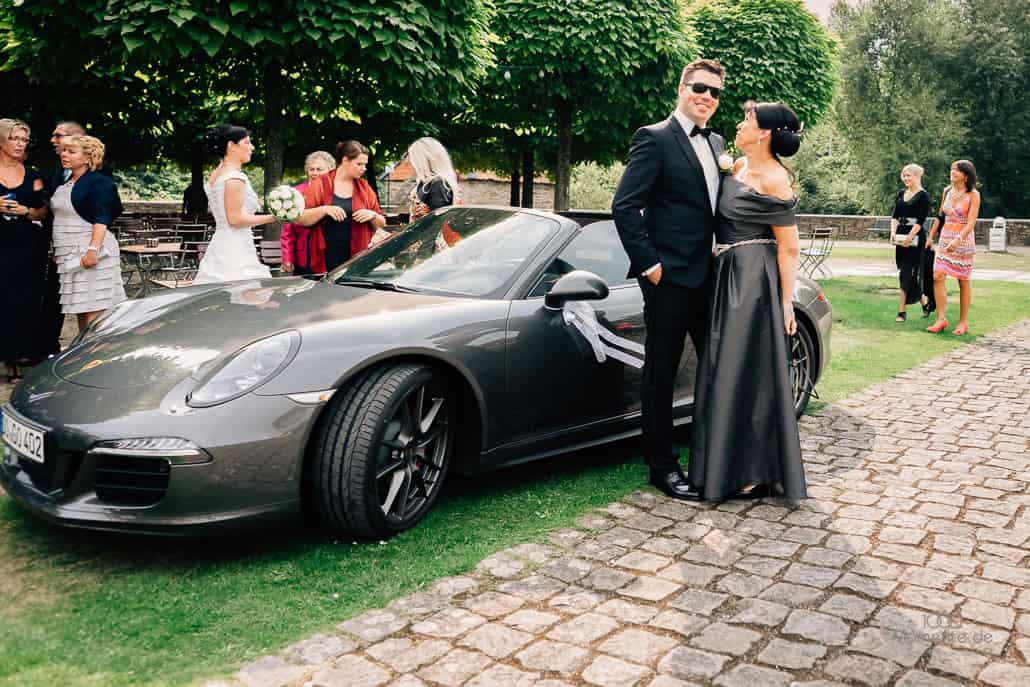 Hochzeitsfotograf Dortmund, Brautpaar mit Porsche